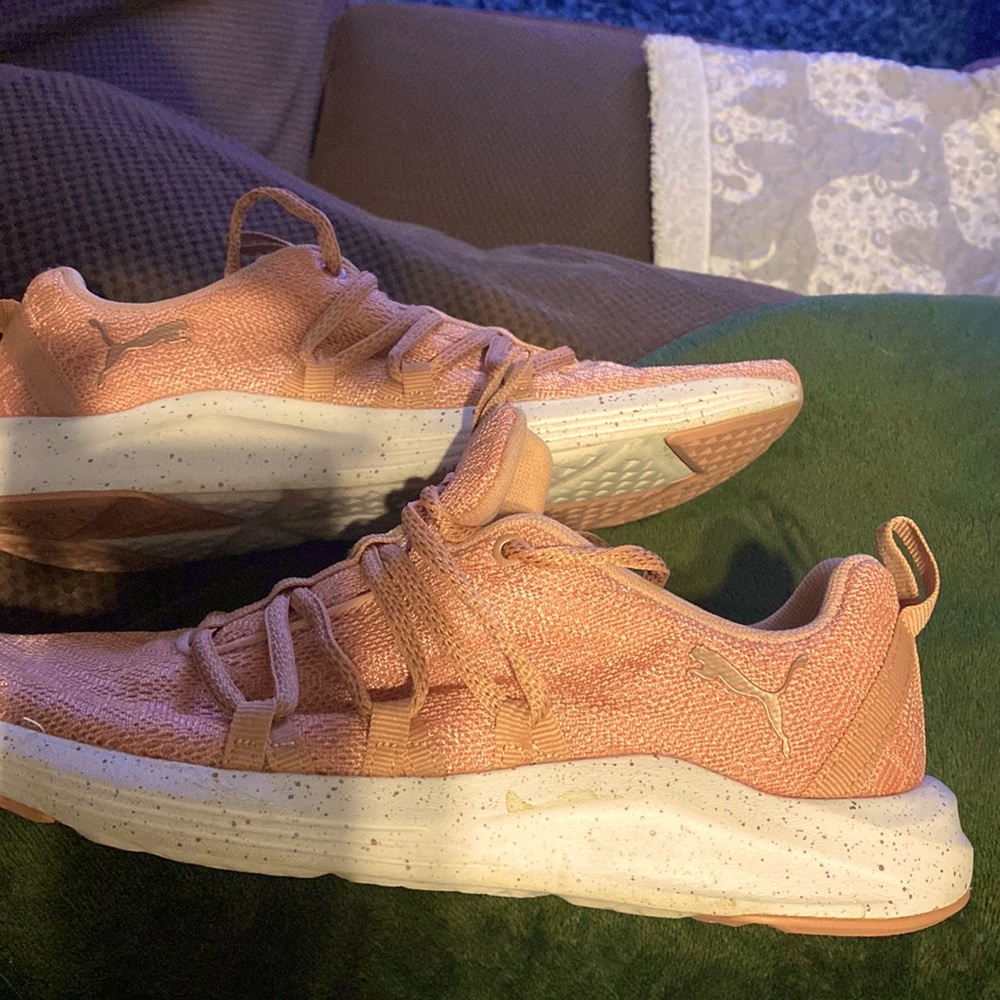 Only worn once! Women’s Puma size 7 pink sneakers!
